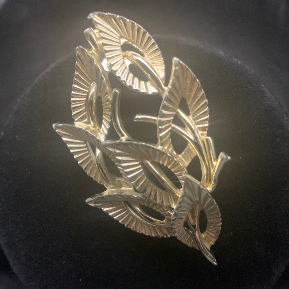 Vintage Coro Gold Tone Leaf Pattern Brooch - Picture 1 of 4